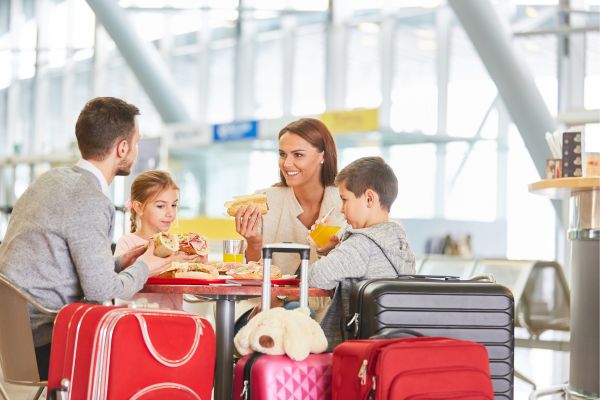 Семья в аэропорту кафе