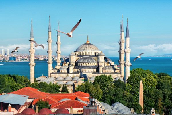 Великолепная мечеть Султана Ахмета в Стамбуле и Босфор на заднем плане